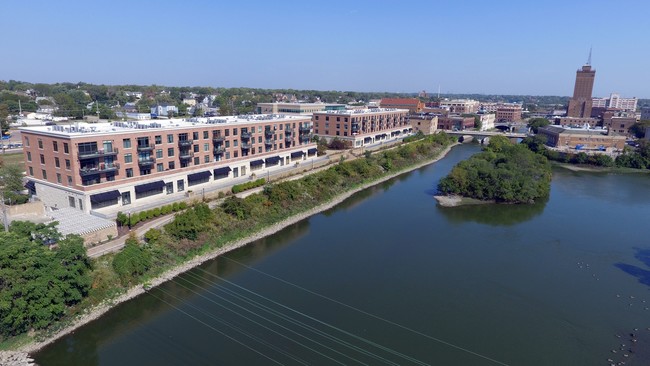 Building Photo - River Street Plaza