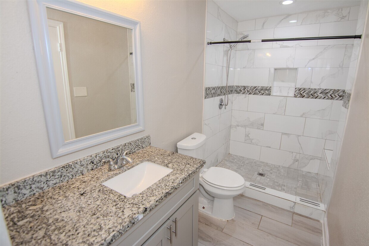 Foto del edificio - 9311 Golden Wood Ln