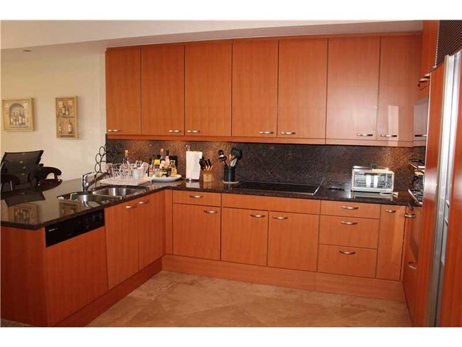 Foto del edificio - 791 Crandon Blvd