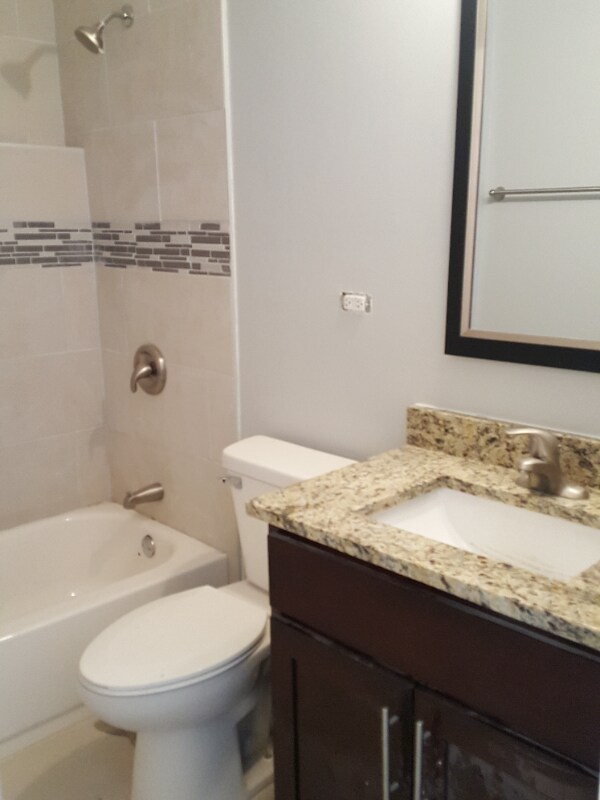 Foto del edificio - 3751 W Diversey Ave