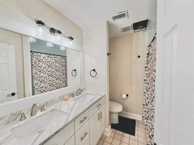 Building Photo - 2827 Woodhall Ct