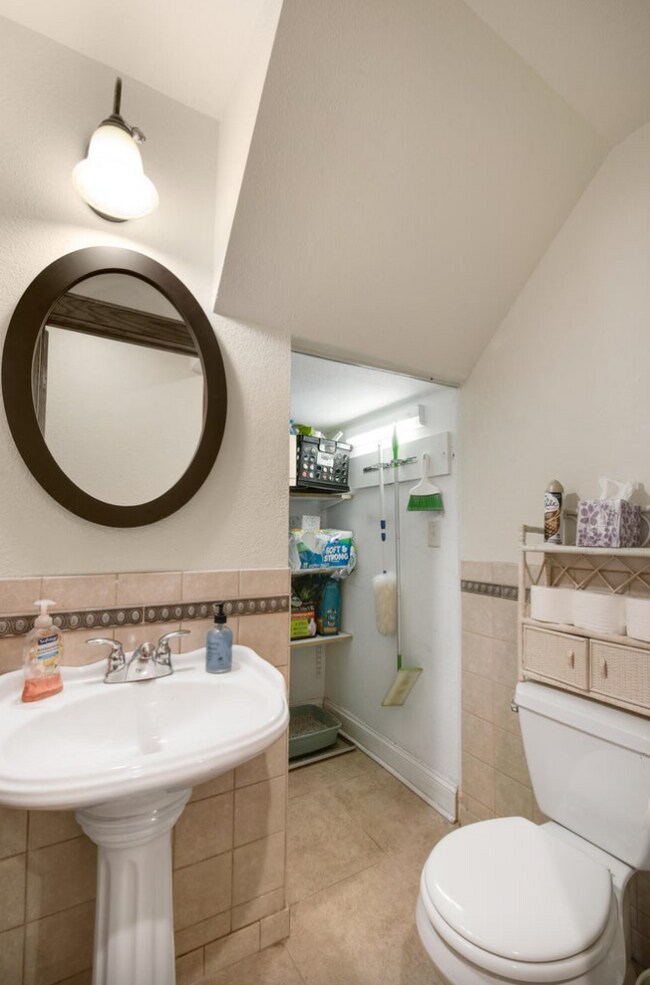Medio baño con espacio de almacenamiento (planta principal) - 6324 W Wells St