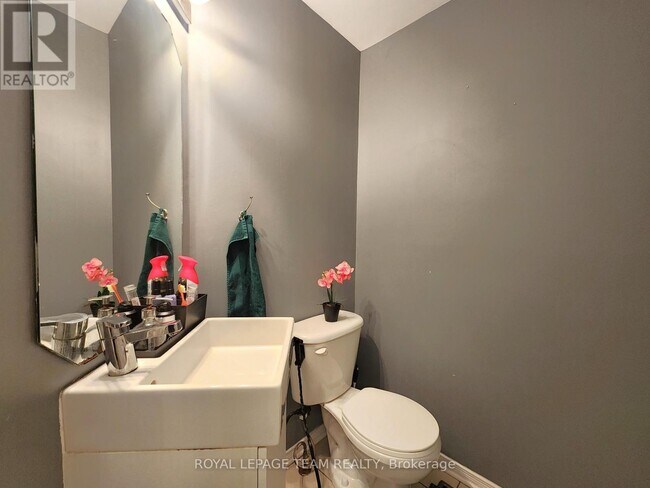 Photo du bâtiment - 1312 Halton Terrace