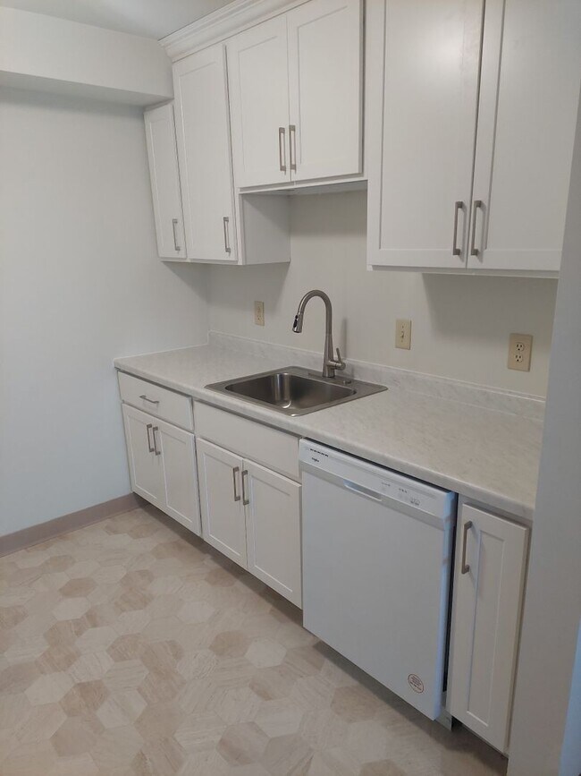 Rose Mall Apartments 2200 Pascal St Roseville, MN