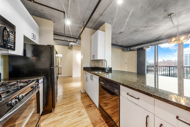 Building Photo - 700 W Van Buren St