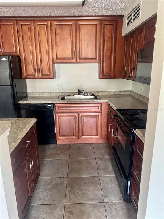 Foto del edificio - 320 Black Oak Ct