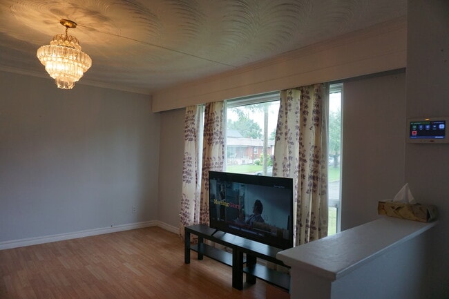 Building Photo - 36 Hart Av