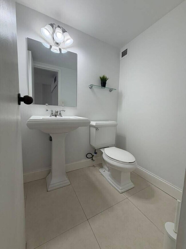 Foto del edificio - 17021 N Bay Rd