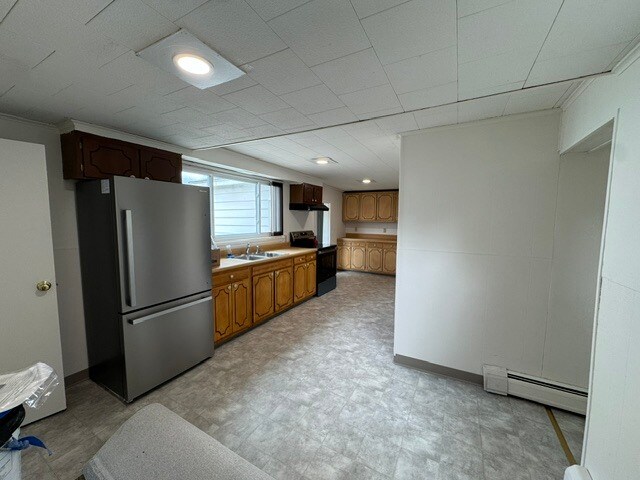 Amplia cocina con espacio para comer y electrodomésticos nuevos. - 62 W Spring St