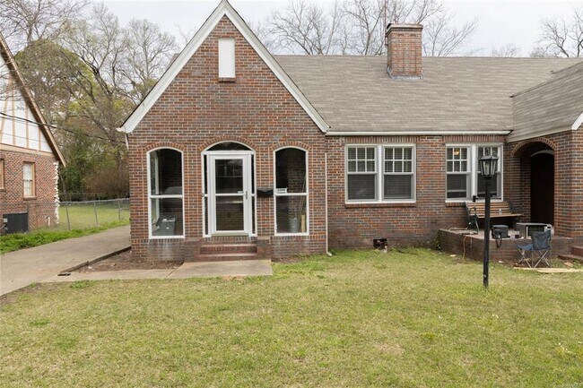 Building Photo - 3355 Lexington Rd