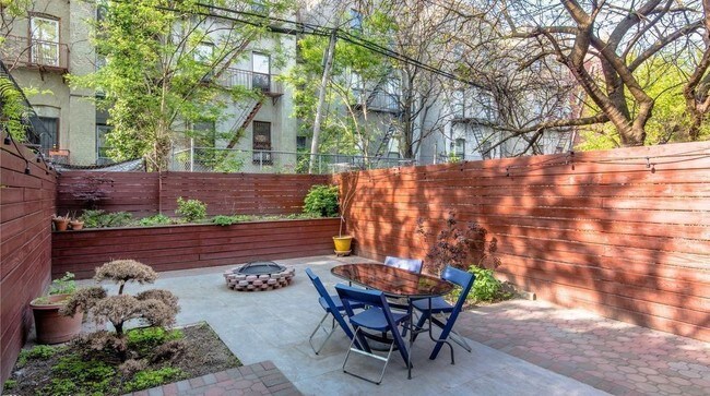 Foto del edificio - Putnam Avenue