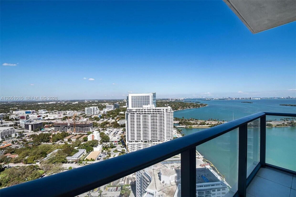Foto del edificio - 650 NE 32nd St