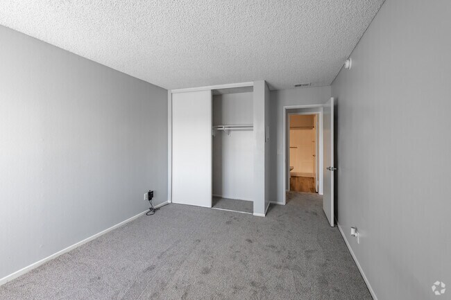 2 habitaciones, 2 baños, 1050 pies cuadrados, dormitorio secundario - 619 E. Riverside Dr.