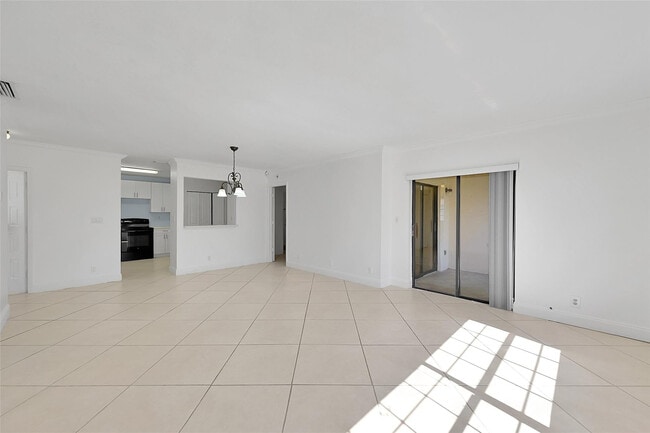 Foto del edificio - 12244 Royal Palm Blvd