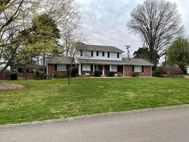 Building Photo - West Knoxville 37923 - 4 bedroom, 3.5 bath...