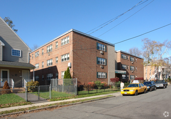 Building Photo - Greenwood Oaks