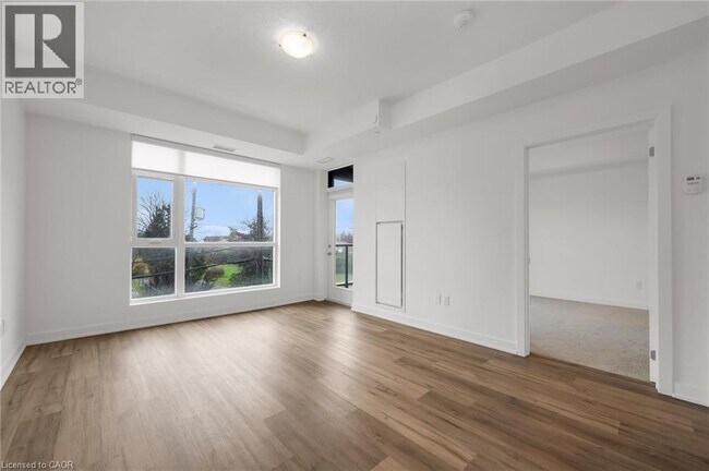 Photo du bâtiment - 600 N Service Rd