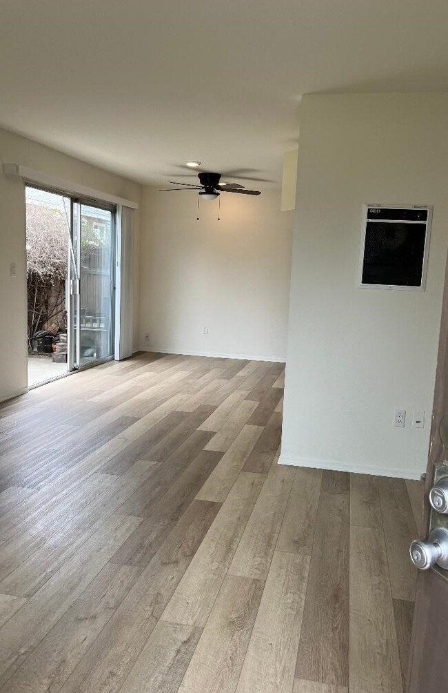 dining area/patio - 2000 Manhattan Beach Blvd