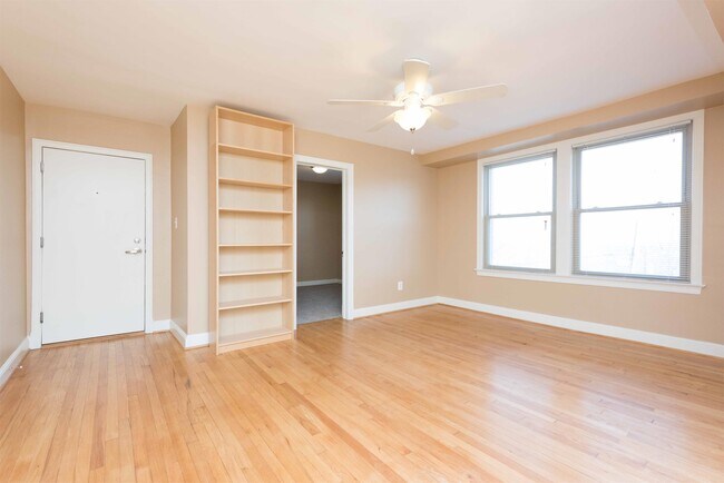 Building Photo - 4405 1st Pl NE