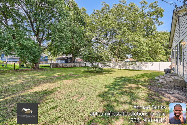 Building Photo - 903 Hillcrest St