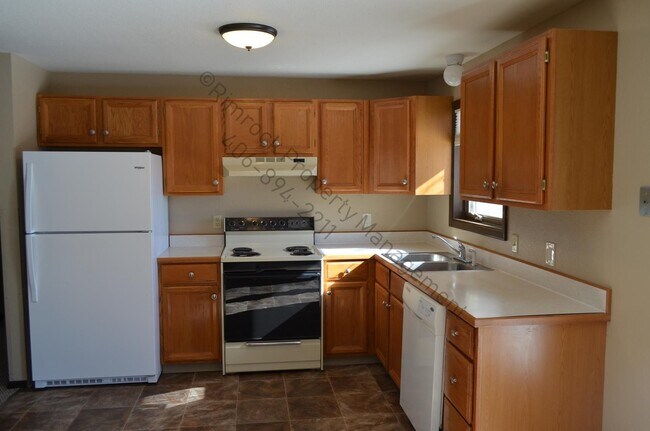 Foto del edificio - This beautifully maintained 3-bedroom, 2-b...
