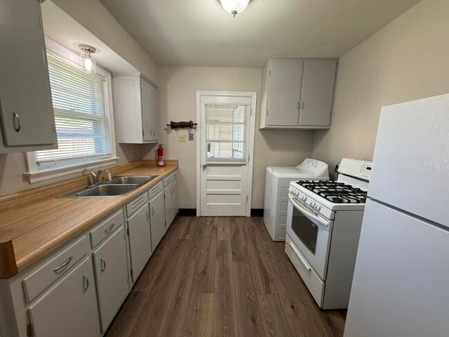 Building Photo - 4644 S Renshaw Dr