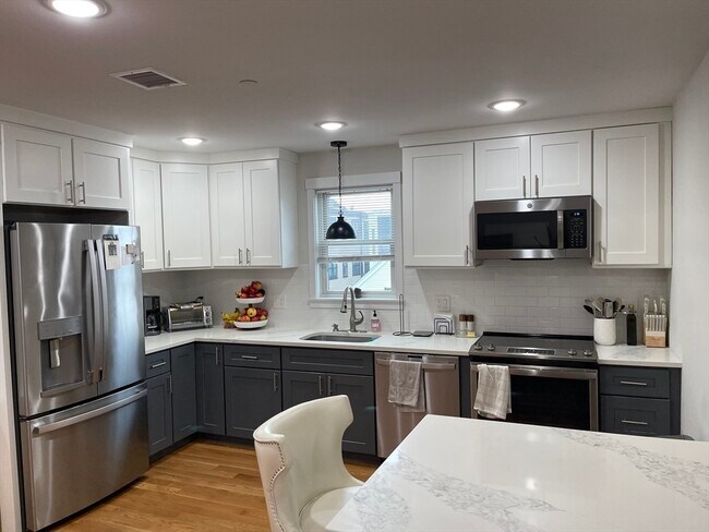 Building Photo - 153 Bowen St