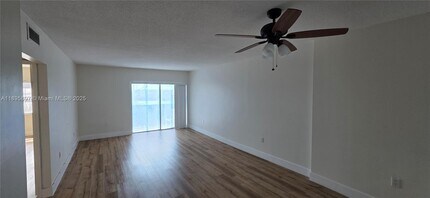 Building Photo - 400 Kings Point Dr