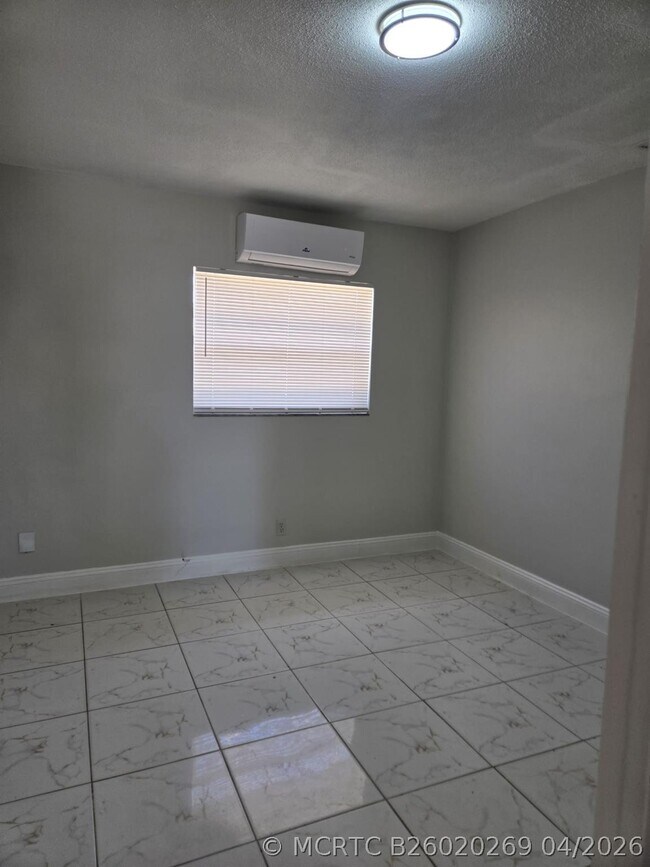 Building Photo - 581 NE 34th Ct