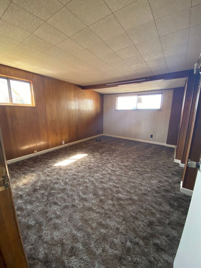 Building Photo - 3 bedroom 2 bathroom house - Water/Sewer/G...