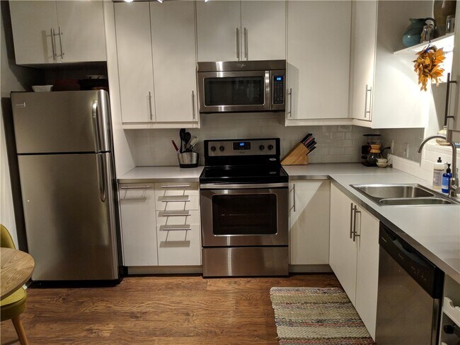Building Photo - 910 Cardinal Ln