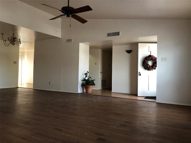 Foto del edificio - 5001 Wheeler Cir