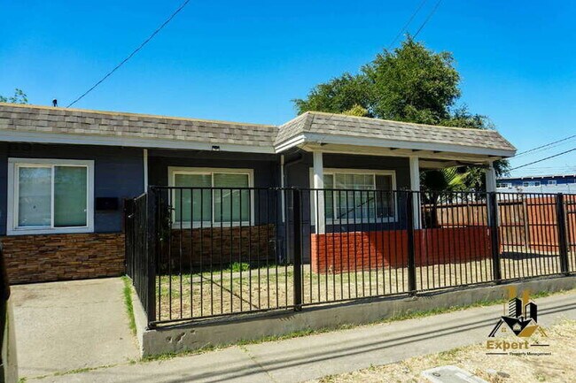 Foto del edificio - 697 Santiago Ave