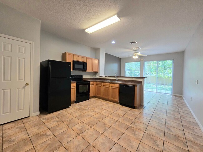 Foto del edificio - Three Bedroom unfurnished town house (Kiss...