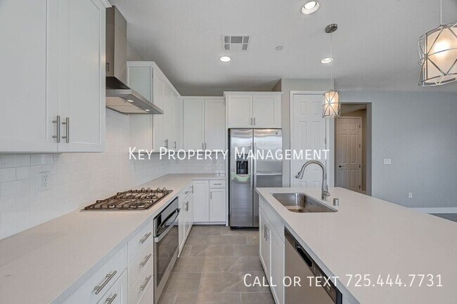 Building Photo - Stunning 4 Bedroom with Mountain Views!