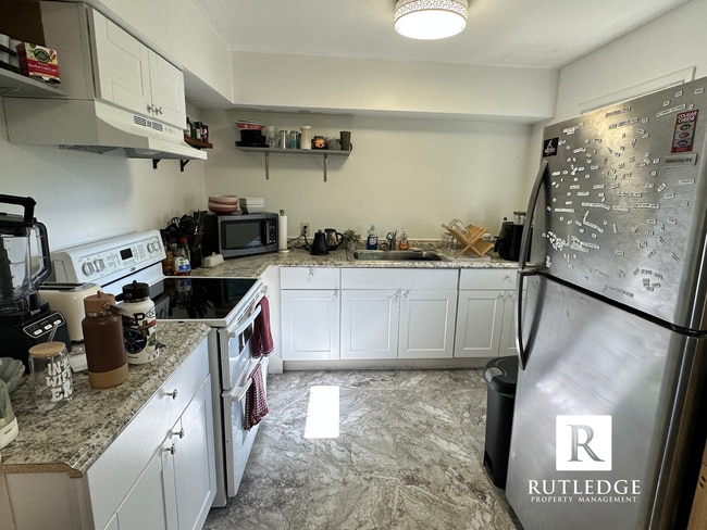 Building Photo - Charming 2 Bed/1 Bath Duplex with Garage –...