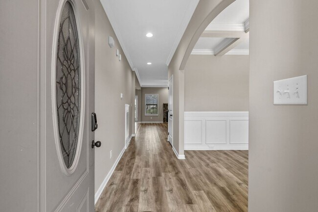 Building Photo - Pet Friendly Four Bedroom with Bonus!