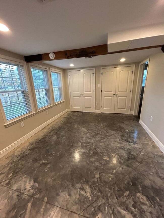 Building Photo - Beautiful apartment on parklike grounds