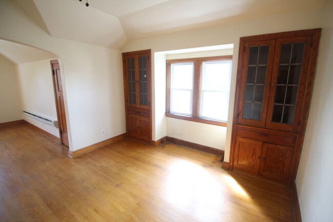 Foto del edificio - COMING SOON! Bright & Spacious 1-Bedroom U...