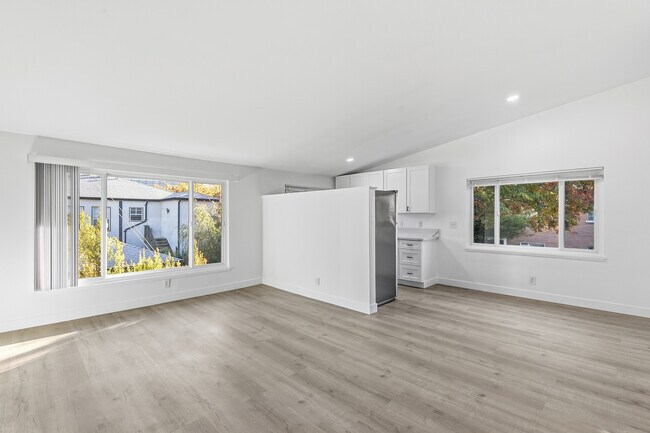 Foto del edificio - 360 S Reeves Dr