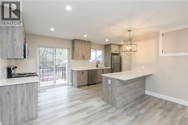 Building Photo - 402 THIRD Line