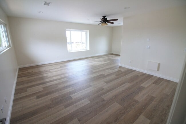 Building Photo - Large 1 bedroom oversized unit with ocean ...