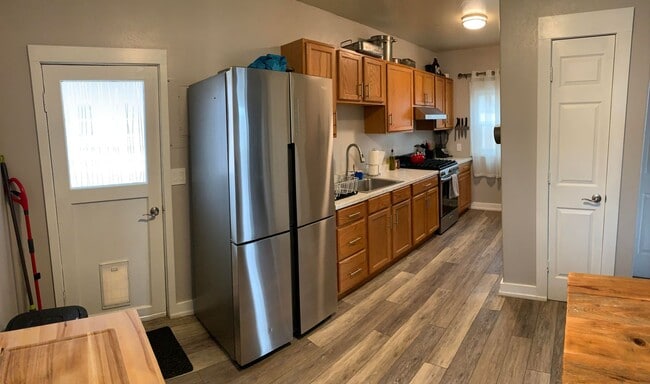 Building Photo - One Bedroom Apartment Home! Pet Friendly