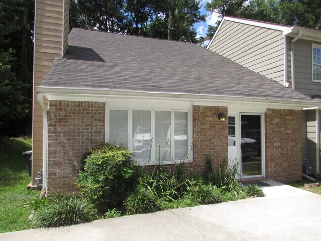 Building Photo - 1703 Twin Brooks Dr SE