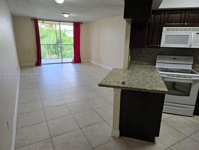 Foto del edificio - 8255 Lake Dr