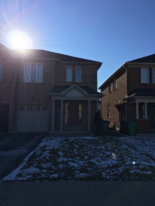 Building Photo - 20 Thornbush Blvd
