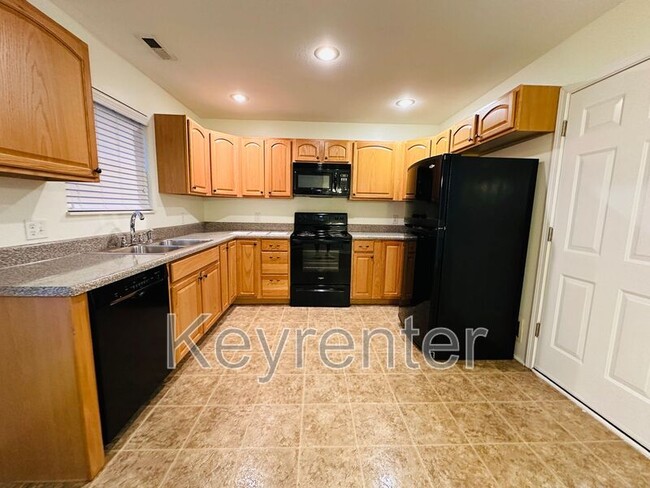 Building Photo - 846 Blue Spruce Way