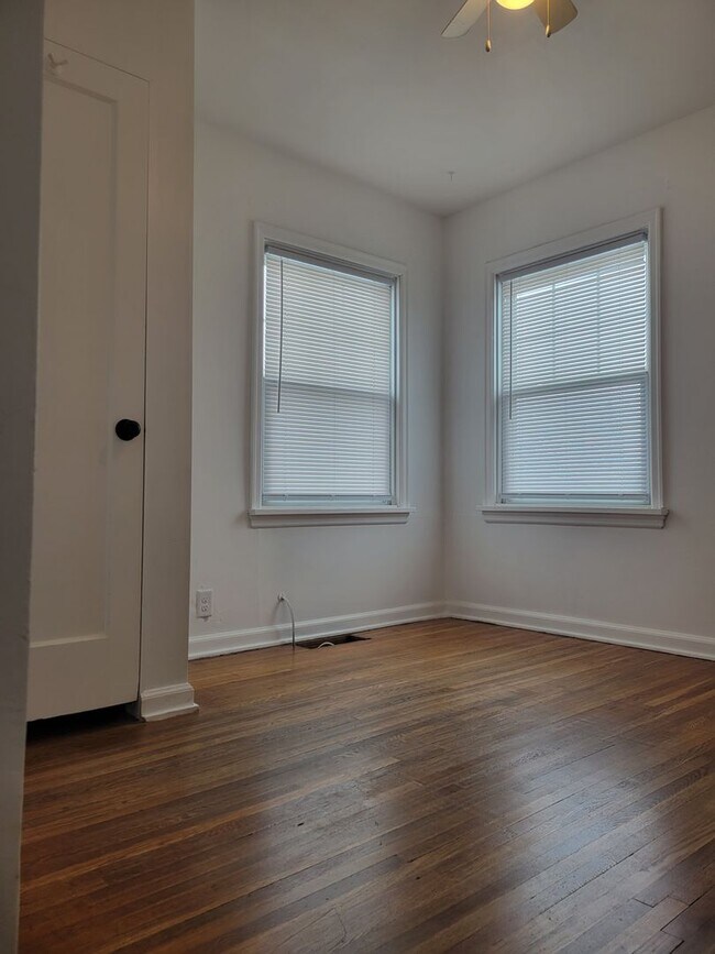 Foto del edificio - Live/work or both, 2 Bed 1 bath house in B...