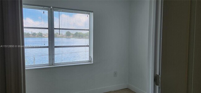 Foto del edificio - 303 NE 187th St