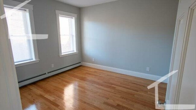 Foto del edificio - HOT BROOKLINE LISTING!!!!!